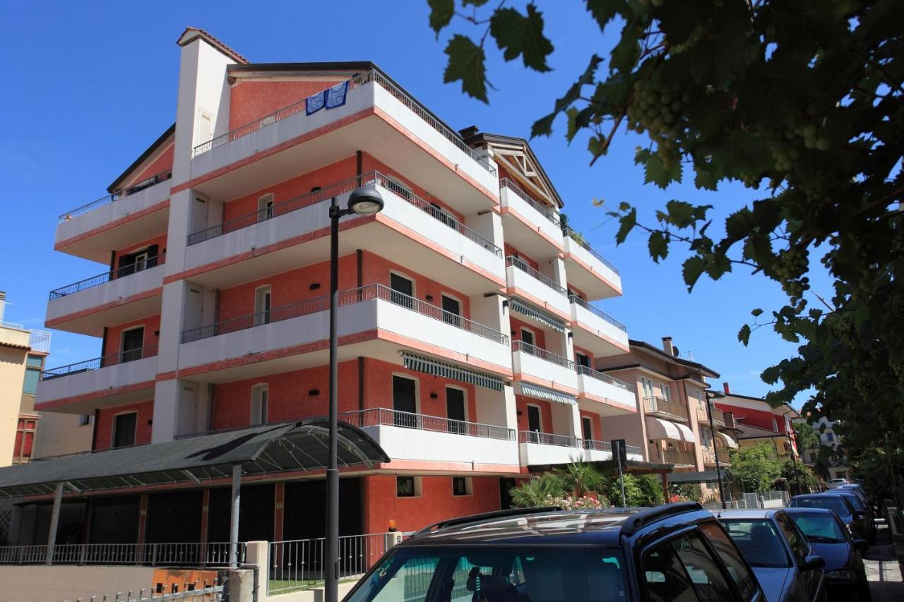 Maestrale Canova Apartments Caorle Exterior photo